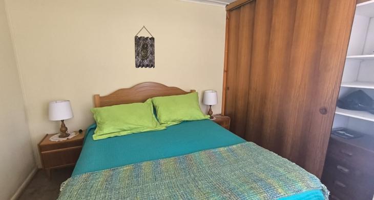 dormitorio dos con cama doble y clóset
