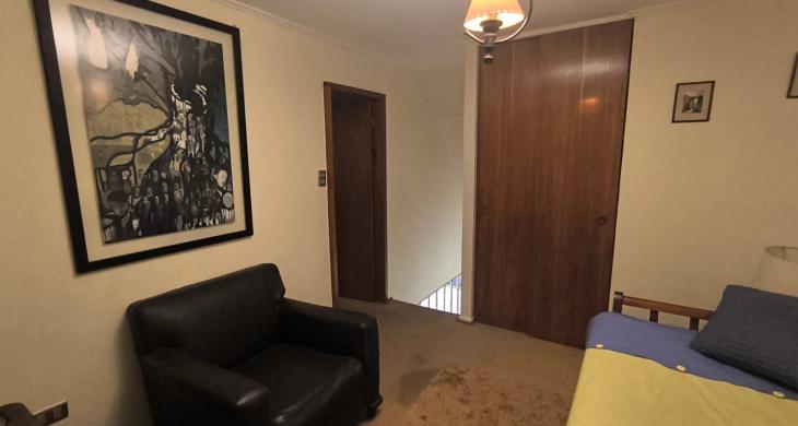 sala de estar con closet y baño