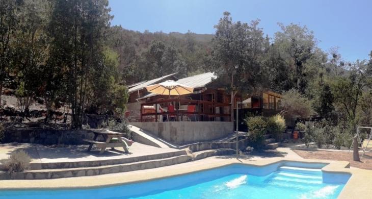 Vista desde la piscina a casa principal