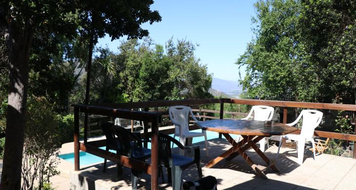 vista desde la entrada principal a la terraza y piscina