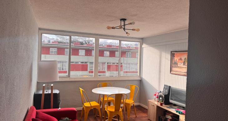 Se vende hermoso departamento, ubicado en la población Kennedy, Puerto Montt. consta de: tres dormitorios, un baño, living comedor, cocina y logia