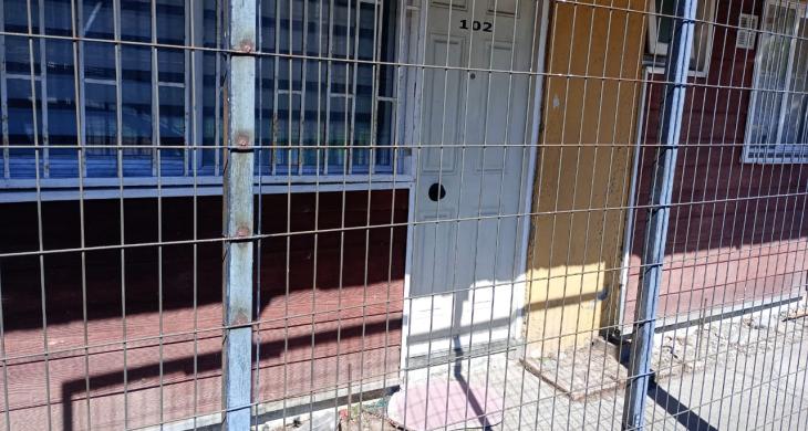 Se vende hermoso departamento, en Conjunto Los Lagos, Mirasol, Puerto Montt, la propiedad se encuentra ubicada a pasos de colegios, cesfam, carabineros, tiene excelente conectividad con el centro de la ciudad, pues hay muy buena locomoción colectiva. Consta de dos dormitorios, un baño, living comedor, cocina.