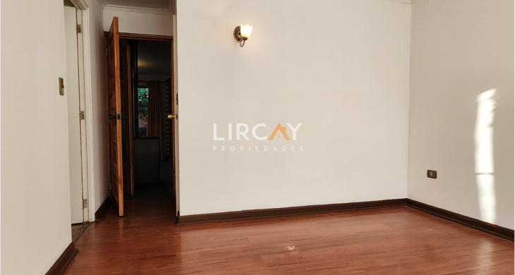 dormitorio con baño en suite