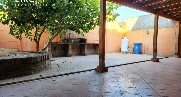 en patio amplia terraza techada