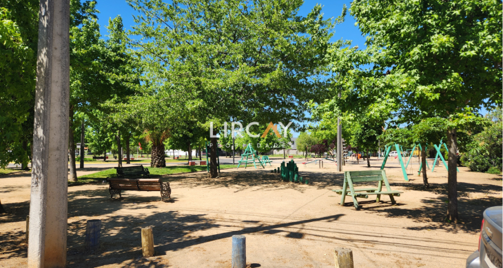 frente a la casa existe un parque para los paseos familiares o juegos de los niños
