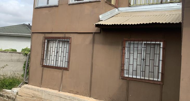 “Segunda vivienda del terreno, la cual consta de dos pisos y presenta ventanales amplios que permiten apreciar su distribución y luminosidad.”