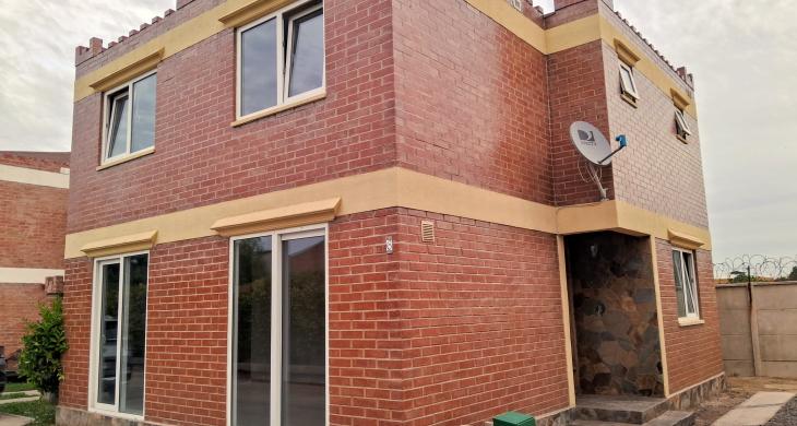 fachada casa de 4 dormitorios y tres baños. Un dormitorio y un baño completo en primer piso