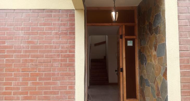 entrada principal junto al estacionamiento