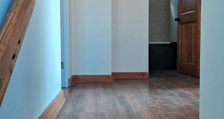 escala hacia hall de distribución y tres dormitorios