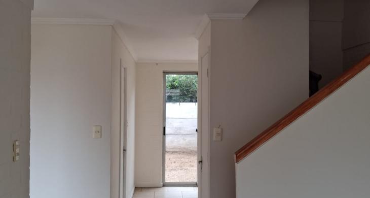 vista al comedor, escala y cocina