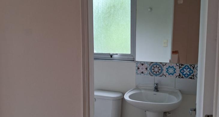 baño completo segundo piso, un baño primer piso