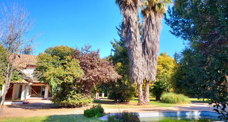 Fachada casa y piscina