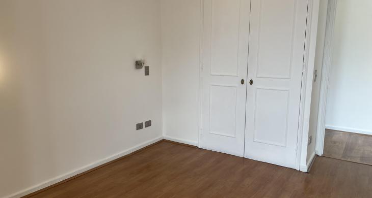 dormitorio con closet doble