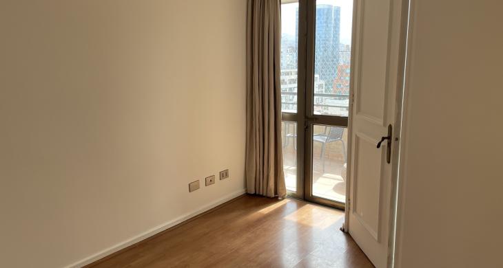 dormitorio con cortina