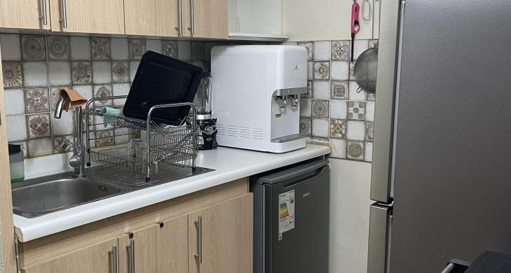 Cuenta con vajilla y todo lo necesario para cocinar 