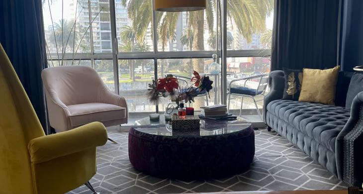 Living en desnivel piso parquet vitrificado, vista despejada con salida a terraza acogedora 