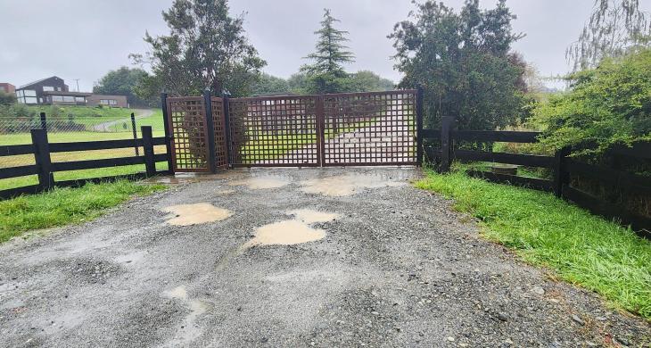 portón acceso parcelación controlado