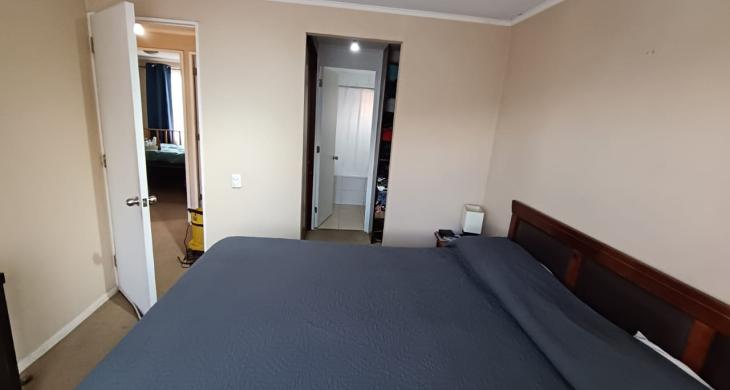 Dormitorio matrimonial vista hacia el interior