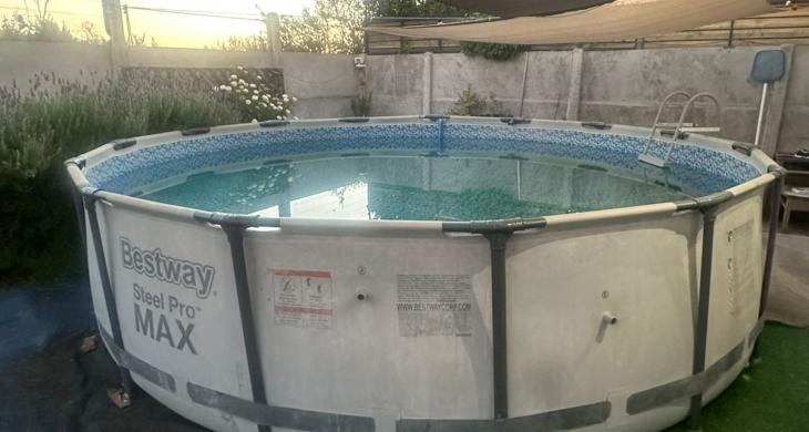 Vista de la casa con piscina portátil, no incluida