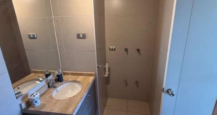 Lavamanos y sector para lavadora en dormitorio 2