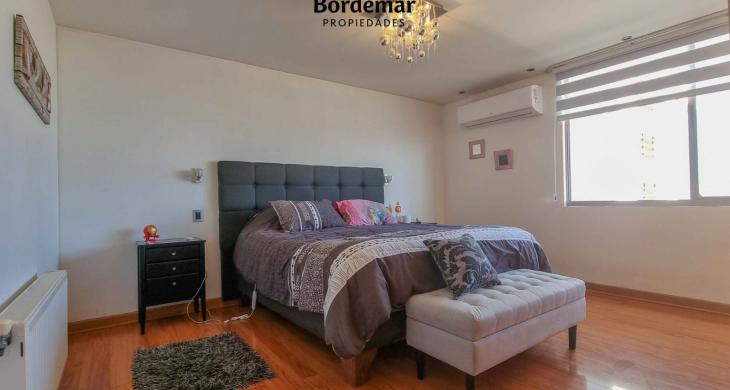 Dormitorio principal con vista al mar, amplio closet integrado y baño privado de finas terminaciones.aciones