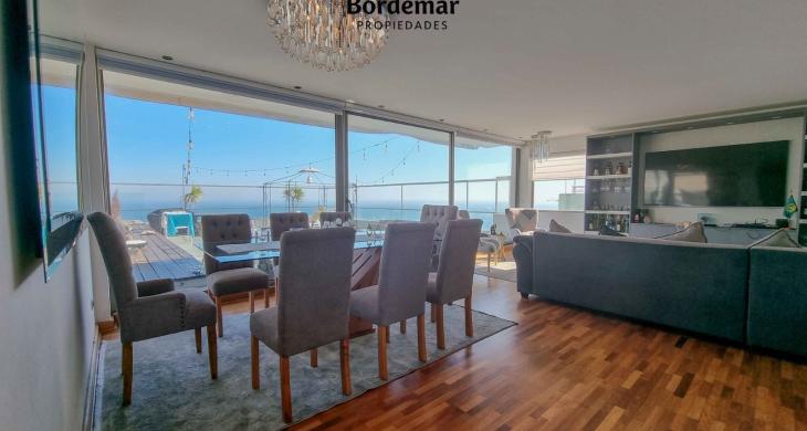 Espacioso comedor integrado, ideal para compartir en familia con gran luminosidad natural.