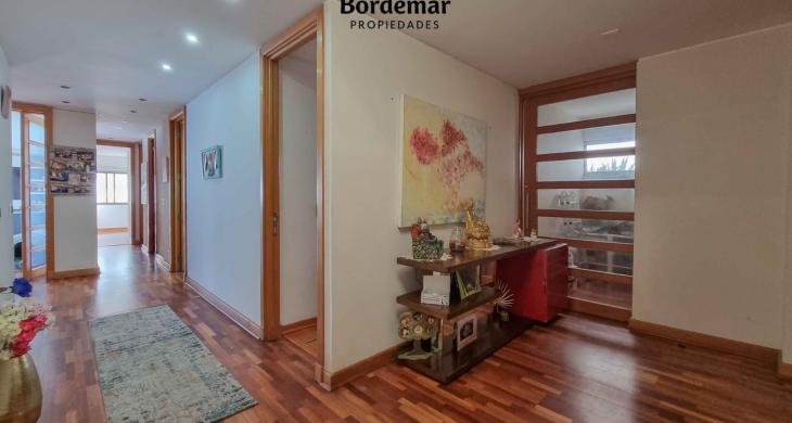 Hall de entrada espacioso con zona de guardado versátil, perfecto para oficina o equipamiento deportivo