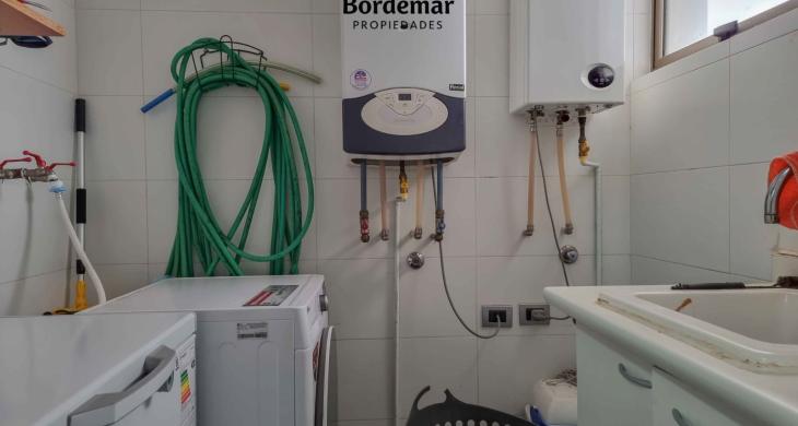 Espaciosa zona de lavandería con ventana propia, diseñada para máxima funcionalidad