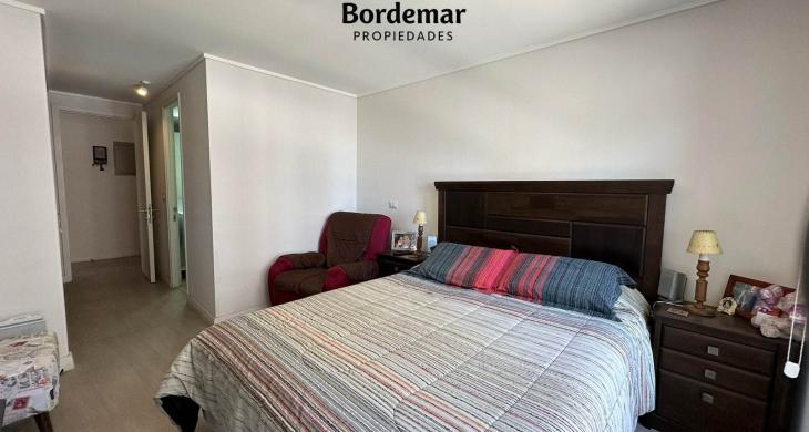 Dormitorio principal de gran amplitud, diseñado para el máximo confort. Amplios clósets integrado y baño en suite. Un espacio privado y iluminado para el máximo descanso