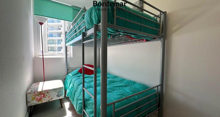 Tercer dormitorio, un espacio acogedor y luminoso, ideal para habitación infantil, escritorio o cuarto de invitados, manteniendo la organización y el estilo de todo el departamento