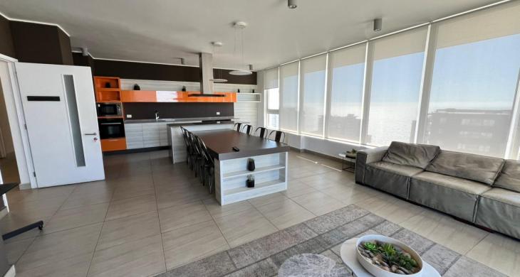 Exclusivo salón de eventos ubicado en el piso 29, diseñado para celebraciones de alto nivel con una vista panorámica inigualable. El espacio cuenta con acceso directo a una amplia terraza privada en altura