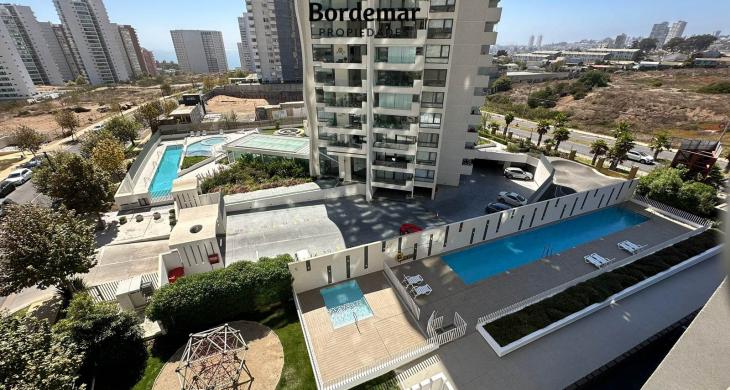 Piscina de nado y recreación rodeada de áreas verdes. Pensado para el disfrute de los más pequeños, cuenta con una segura y moderna área de juegos infantiles, brindando un entorno protegido y divertido dentro del mismo condominio