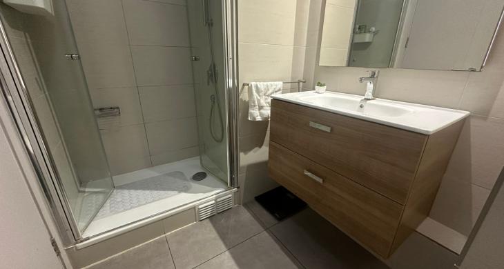 Baño en suite con diseño funcional, maximizando el espacio y la luz