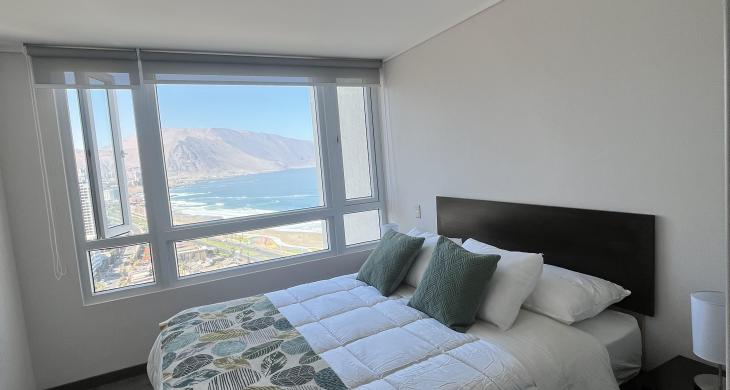 Habitación con maravillosa luz natural sin sol directo , y con  cortinas roller para oscurecer .