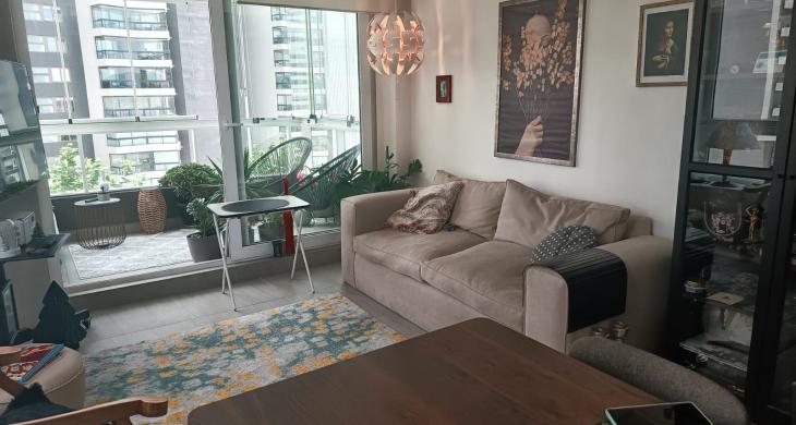 “Living del departamento con buena iluminación natural y salida hacia la terraza con vista despejada.