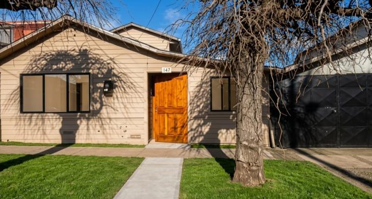 AMPLAI ACASA PARA FAMILIAS NUMEROSAS O PARA USAR COMO OFICINAS HOSTEAL ETC 5 HABITACIONES CERCA DEL CENTRO BUENA COCTIVIDAD DOS PISOS CON ESTACIONAMIENTO TECHADO 