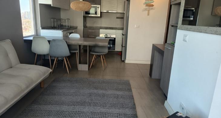 Disfruta de la eficiencia y el estilo en este departamento de 3D y 2B, diseñado para quienes valoran la conectividad y la vista al mar.