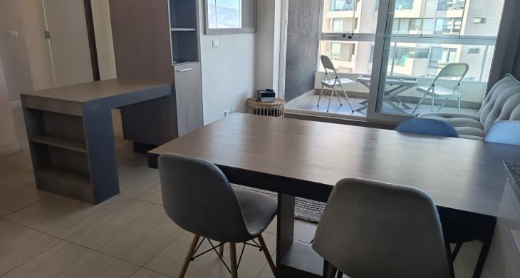 Cocina de Concepto Abierto: Equipada con un funcional mesón incorporado, ideal para desayunos o como zona de trabajo