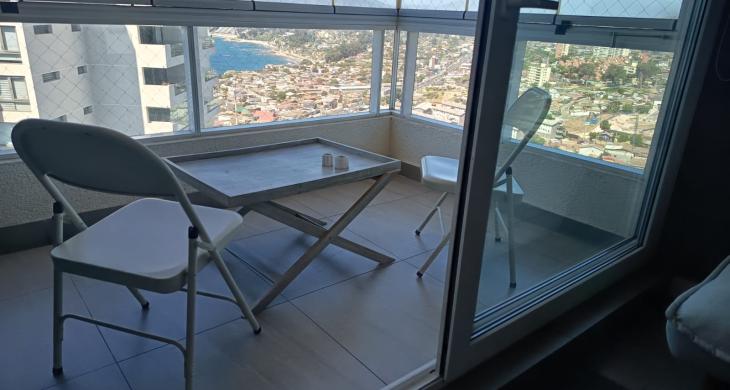 Al fondo, la vista es espectacular: se reconoce claramente la curva de la Playa Amarilla y el contraste urbano de Concón.