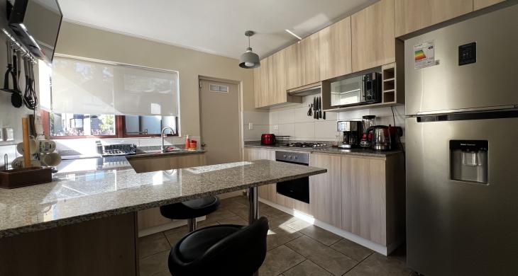 cocina amplia amoblada y equipada 