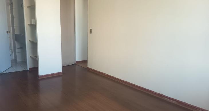 Cuenta con baño privado integrado y amplios clósets. La combinación perfecta de privacidad y luminosidad en una ubicación central.
