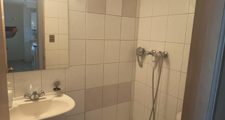 Baño principal en suite con tina, recién acondicionado y reluciente. Un espacio luminoso y con limpieza profunda, ideal para el descanso privado dentro del dormitorio principal.