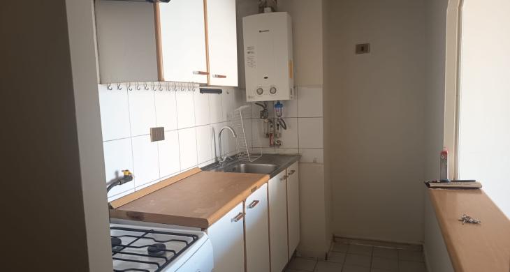 Cocina semi-abierta que integra los ambientes con estilo y luminosidad. Recién pintada y pulcra, ofrece la mezcla perfecta entre un concepto moderno y la funcionalidad independiente.