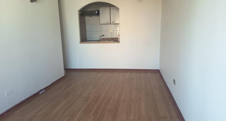 Living-comedor excepcionalmente amplio y luminoso, potenciado por paredes recién pintadas y limpieza profunda. Un ambiente fresco y despejado, ideal para configurar tus espacios con total libertad.