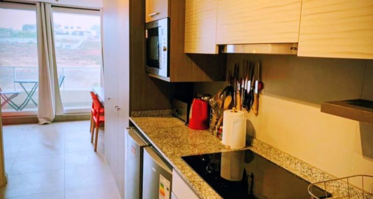 Funcionalidad y diseño: cocina amoblada con terminaciones de calidad y espacios optimizados