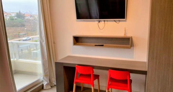 Funcional mesón incorporado: el espacio perfecto que se adapta como comedor de diario o una cómoda zona de home office