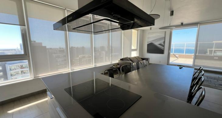 amplio quincho en la azotea que combina diseño, altura y la mejor panorámica de Montemar