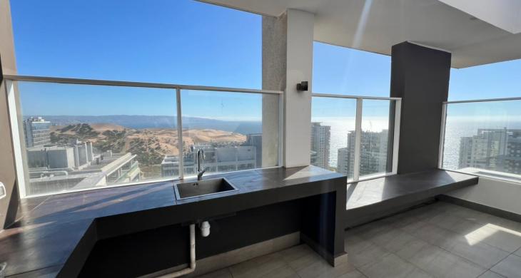 Espectacular salón de eventos con vista panorámica: un espacio elegante y vidriado diseñado para celebraciones con el mejor horizonte de fondo