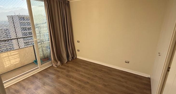 Dormitorio dos con vista hacia ventanas que permiten una mirada al poniente