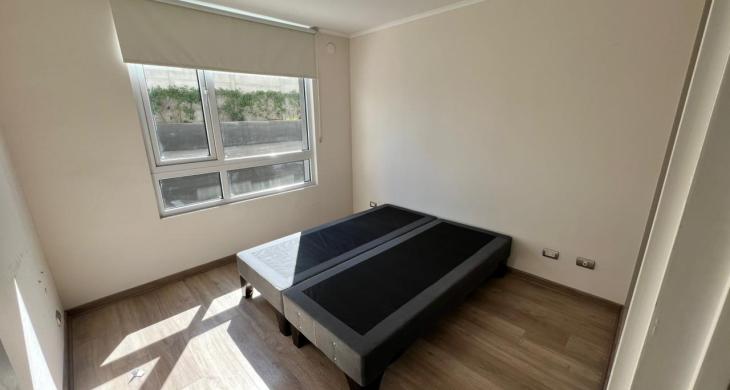 Dormitorio principal amplio y luminoso, diseñado para el descanso, con espacio optimizado y excelentes terminaciones.